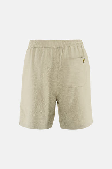 Korte beige short van LYLE & SCOTT, getextureerde achterkant met elastische tailleband en klein geel vogellogo.