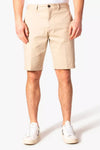Korte beige short van LYLE & SCOTT, gedragen met witte sneakers, op een witte achtergrond.