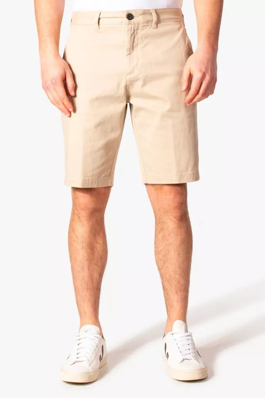 Korte beige short van LYLE & SCOTT, gedragen met witte sneakers, op een witte achtergrond.