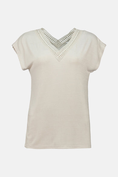 Beige T-shirt met korte mouwen van Zabaione, met een V-hals versierd met kant.