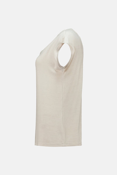 Beige T-shirt met korte mouwen van ZABAIONE, rechte pasvorm, kanten detail bij de halslijn, zijaanzicht.