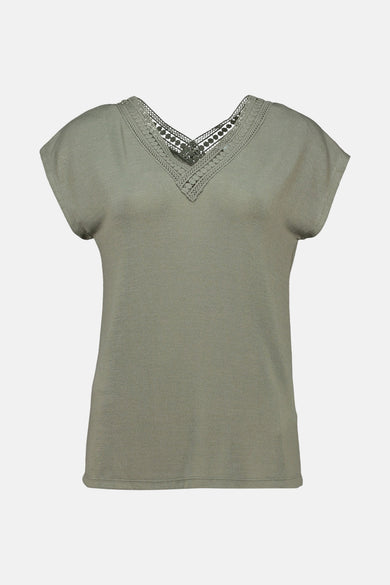 Groen T-shirt met korte mouwen van Zabaione met kanten kraag en subtiele textuur.