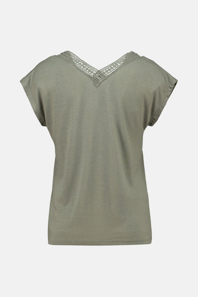 Groen T-shirt met korte mouwen van Zabaione, met gehaakte bies bij de V-hals.