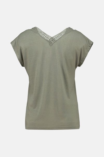 Groen T-shirt met korte mouwen van Zabaione, met gehaakte bies bij de V-hals.