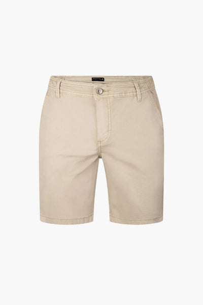 Korte beige short van PRESLY & SUN, klassieke pasvorm, met zichtbare naden en een knoopsluiting.