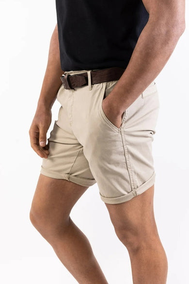 Short beige de PRESLY & SUN avec ceinture marron et poches latérales, vue de côté.
