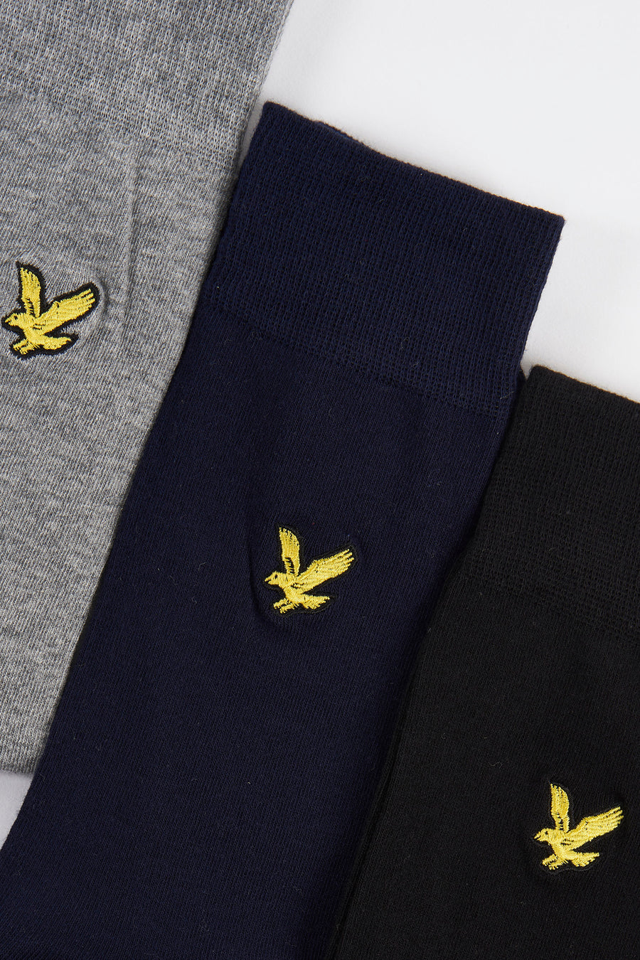 Chaussettes grises de LYLE & SCOTT, avec des logos d'aigle brodés en jaune, texture tricotée.