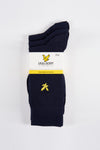 Blauwe sokken van LYLE & SCOTT, met geborduurd geel adelaarslogo aan de zijkant.