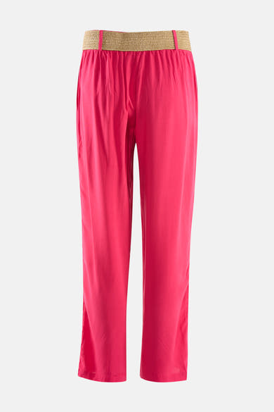 Roze broek van ZABAIONE, met gouden gevlochten riem en rechte pasvorm.