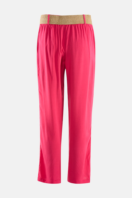 Roze broek van ZABAIONE, met gouden gevlochten riem en rechte pasvorm.