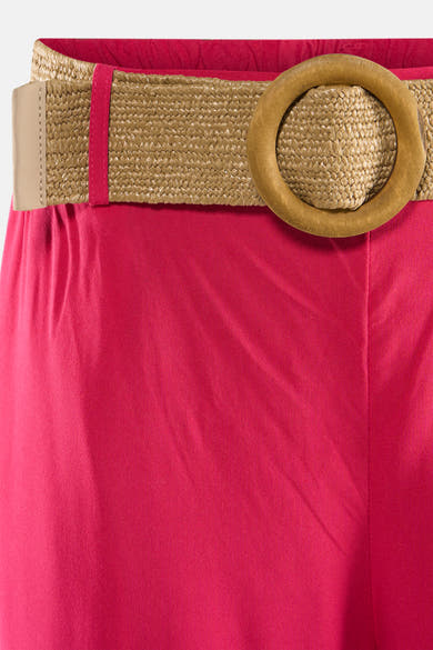 Roze broek van ZABAIONE met gevlochten riem en houten gesp, stofdetail.
