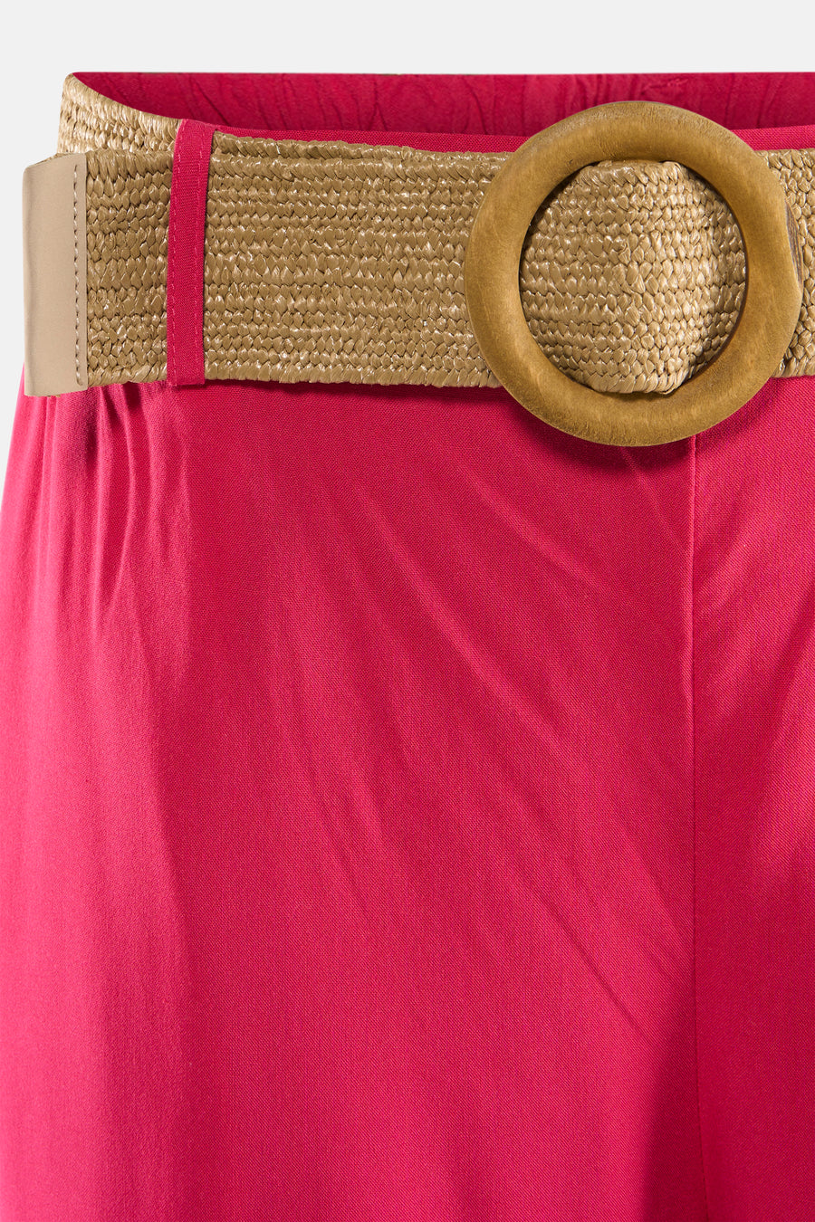 Roze broek van ZABAIONE met gevlochten riem en houten gesp, stofdetail.
