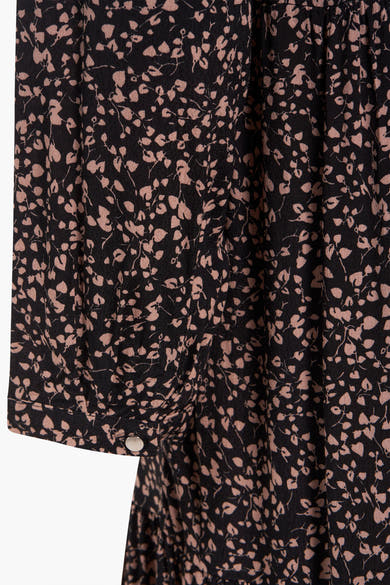 Zwarte jurk met lange mouwen van Zabaione, met een beige bloemenpatroon en een knoopsluiting bij de manchet.