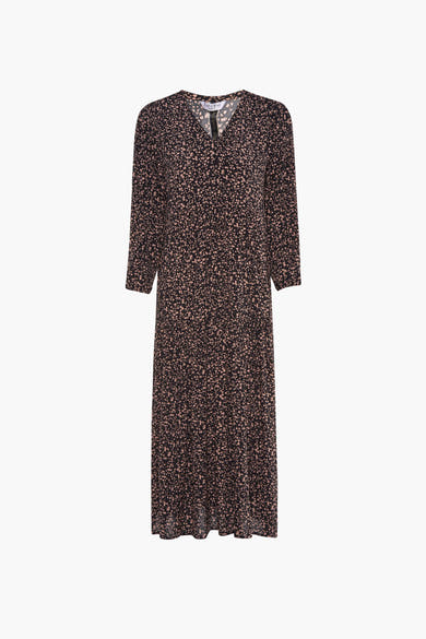 Zwarte lange jurk met lange mouwen van ZABAIONE, beige bloemenprint op een zwarte achtergrond.