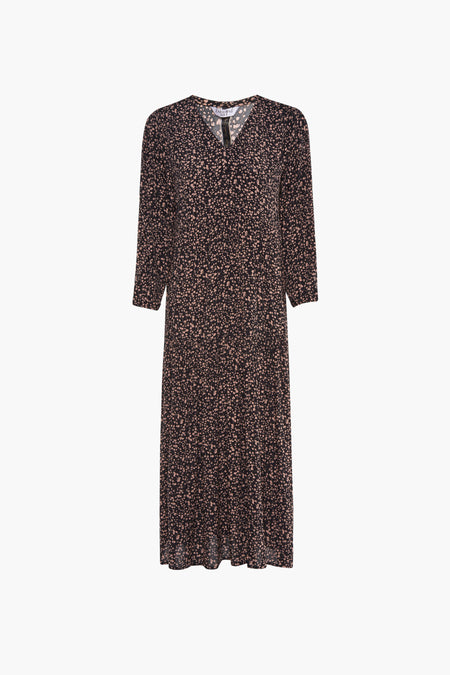 Zwarte lange jurk met lange mouwen van ZABAIONE, beige bloemenprint op een zwarte achtergrond.