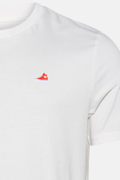 Wit T-shirt met korte mouwen van STROM, met subtiel rood sneakerpatroon.