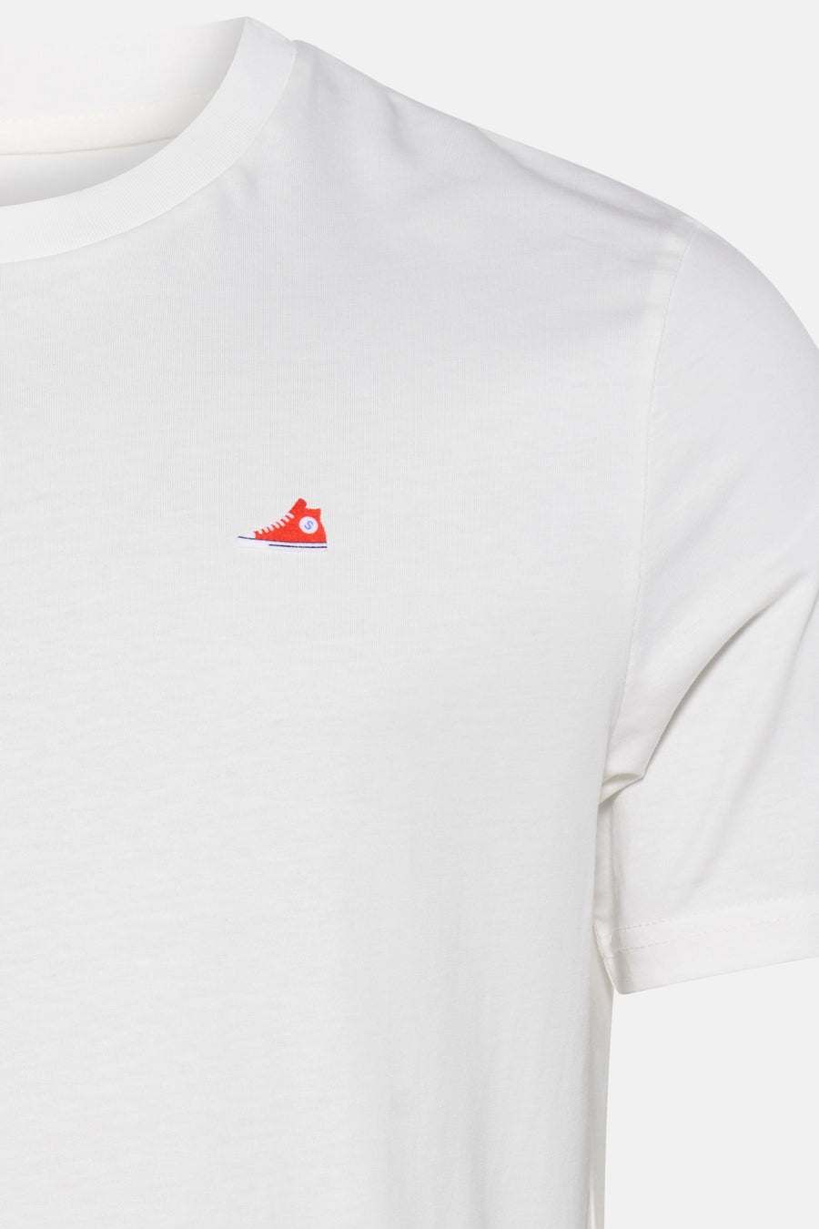 Wit T-shirt met korte mouwen van STROM, met subtiel rood sneakerpatroon.