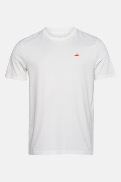 Wit T-shirt met korte mouwen van STROM, met een klein geborduurd rood sportschoenmotief.
