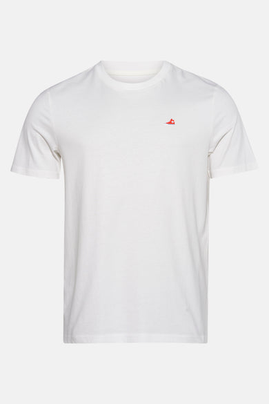 T-shirt blanc à manches courtes de STROM, avec un petit motif de chaussure de sport rouge brodé.