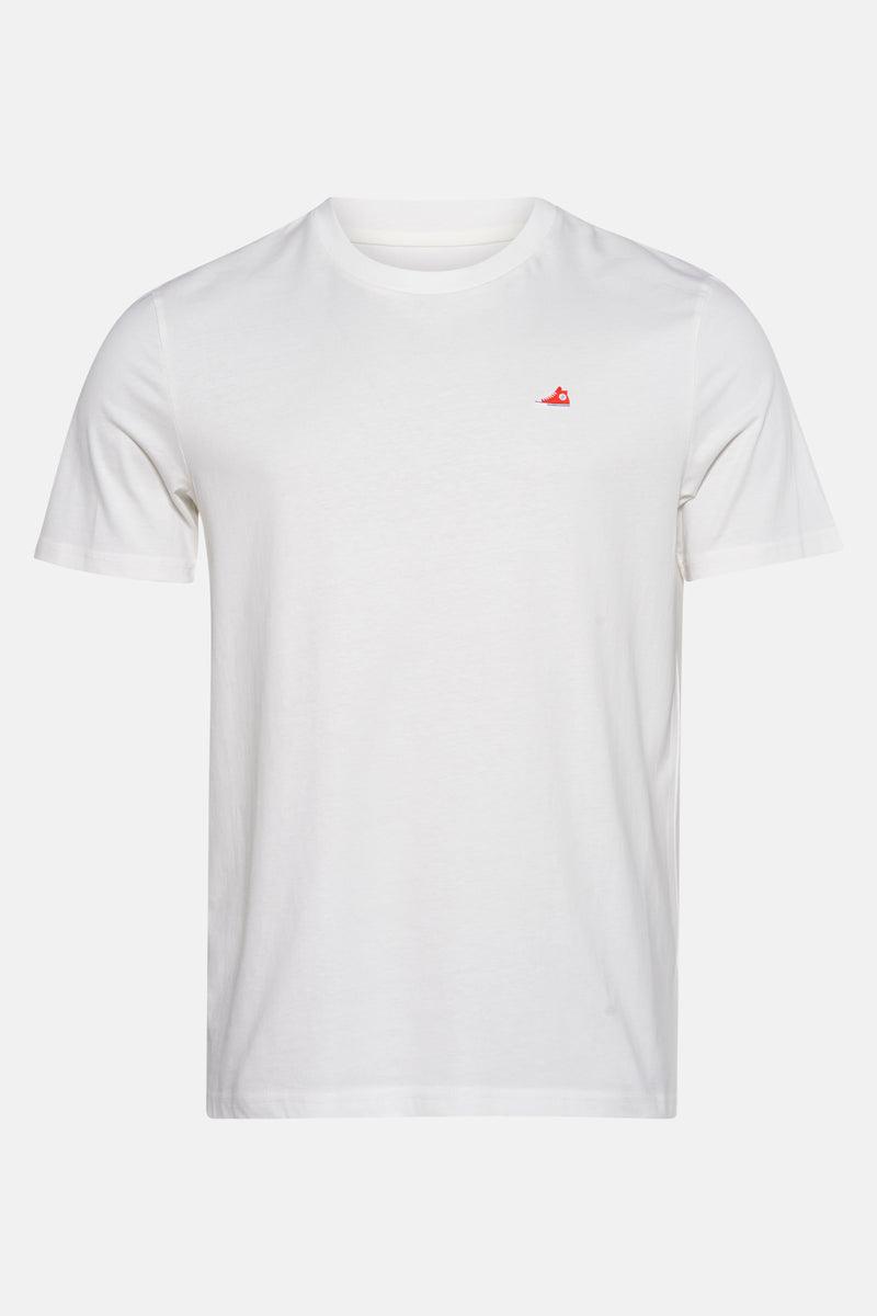 T-shirt blanc à manches courtes de STROM, avec un petit motif de chaussure de sport rouge brodé.