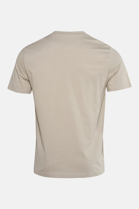 Groen T-shirt met korte mouwen van STROM, klassieke pasvorm, op een effen achtergrond.