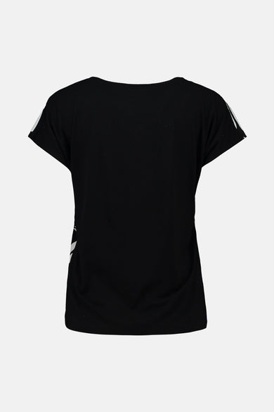 Zwarte blouse met korte mouwen van Zabaione, patroon aan de zijkanten, achterzicht.