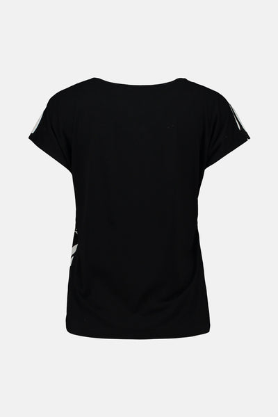 Zwarte blouse met korte mouwen van Zabaione, patroon aan de zijkanten, achterzicht.