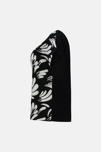 ZABAIONE zwart blouse met korte mouwen, met wit bloemenpatroon op de voorkant.