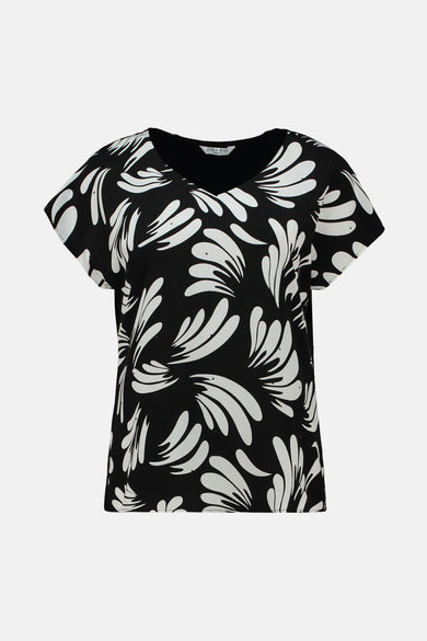 Zwarte blouse met korte mouwen van Zabaione, met wit abstract patroon.