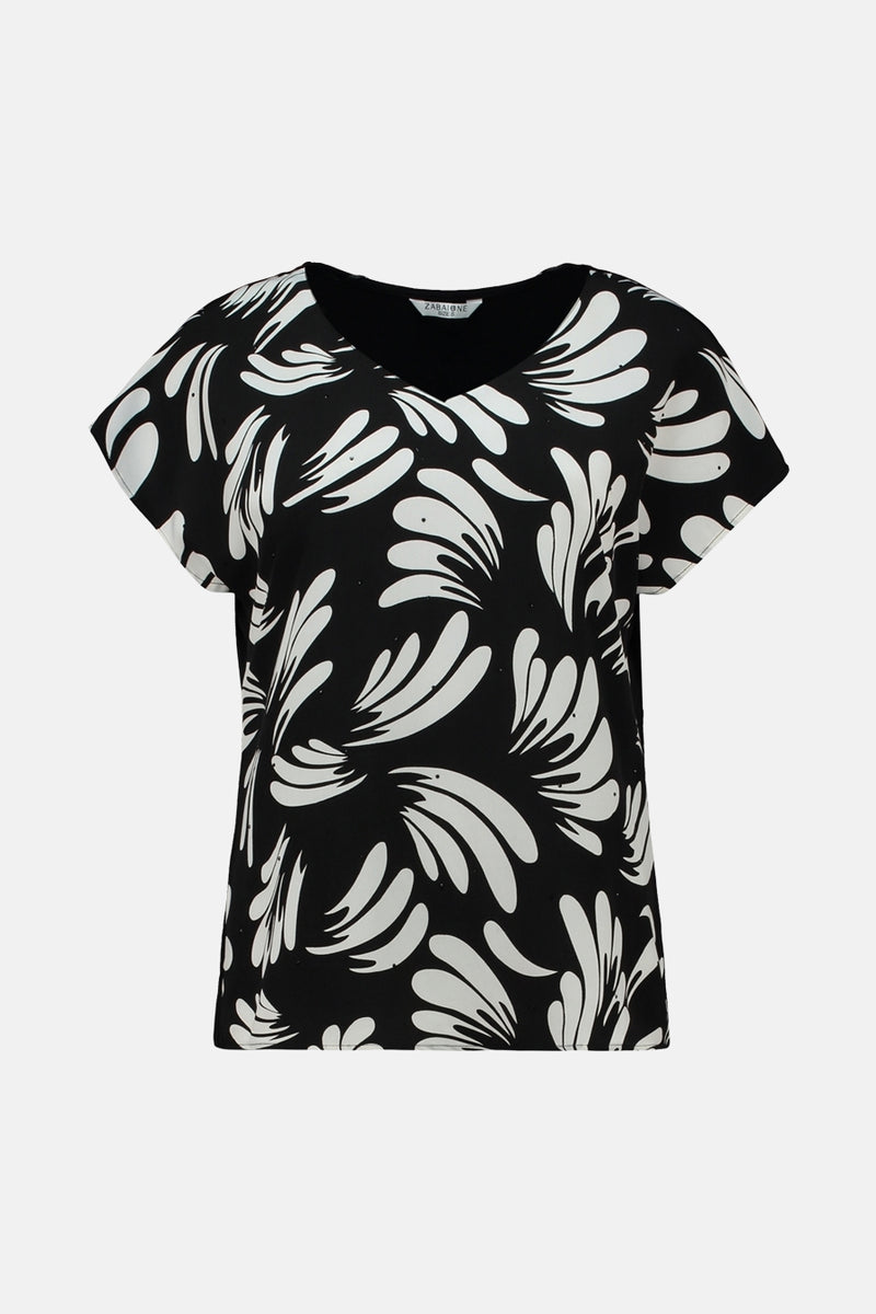Zwarte blouse met korte mouwen van Zabaione, met wit abstract patroon.