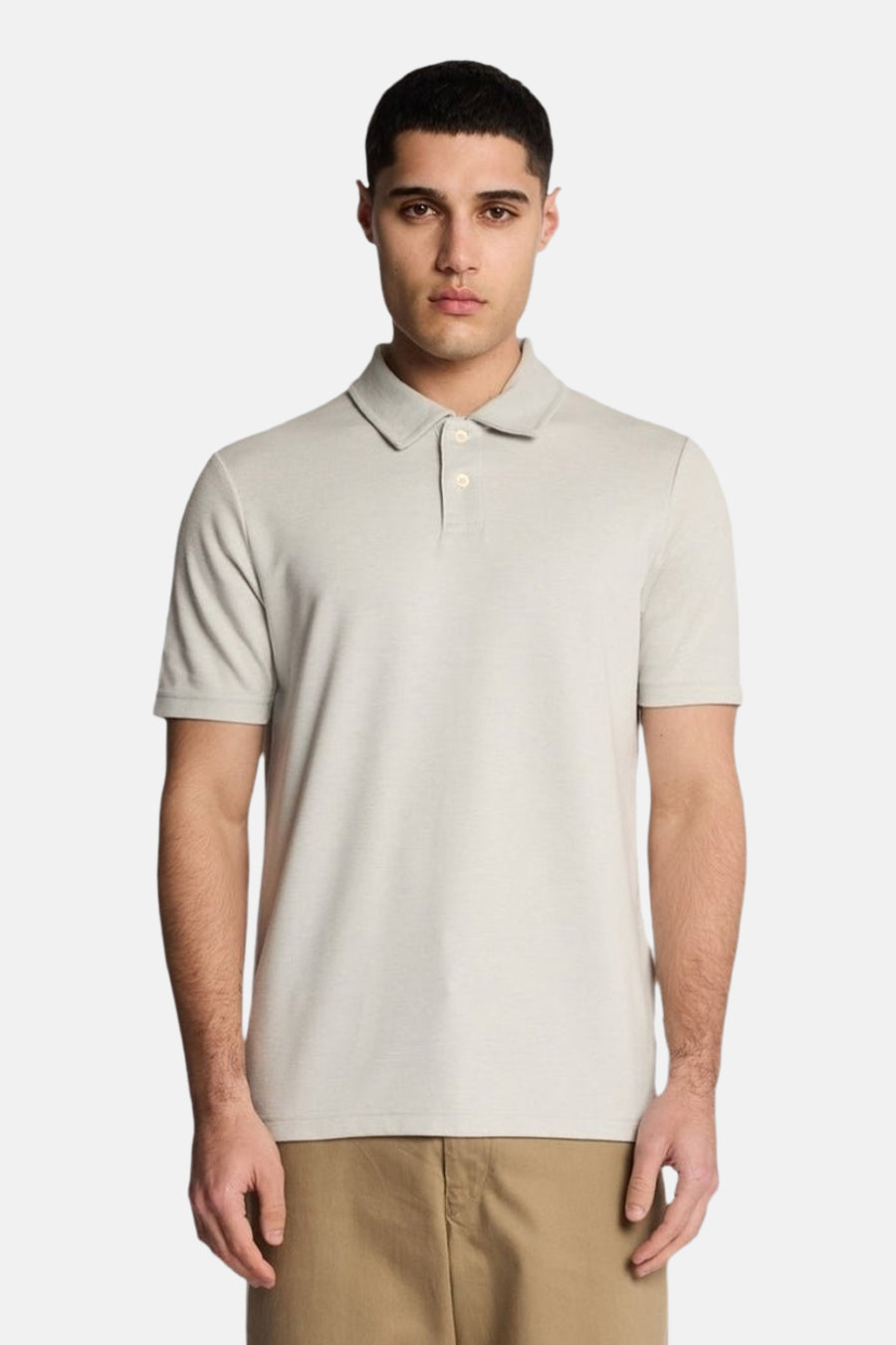 Grijs poloshirt met korte mouwen van LYLE & SCOTT, met twee knopen bij de halslijn en een subtiele textuur.