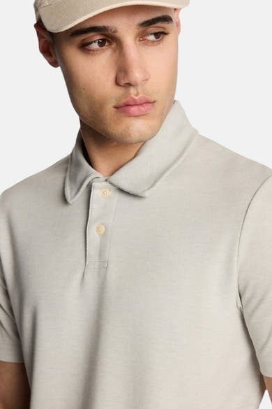 Polo à manches courtes gris de LYLE & SCOTT, avec deux boutons sur l'encolure et une texture discrète.