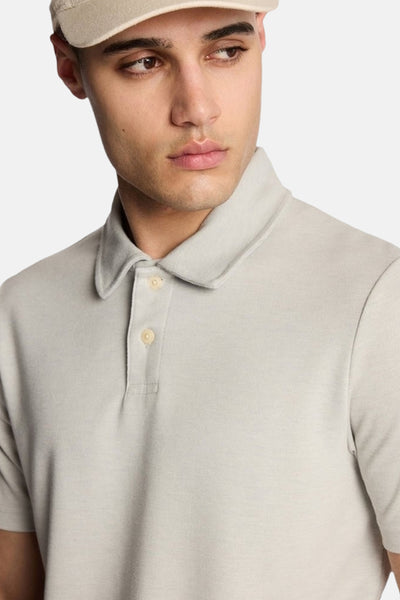 Polo à manches courtes gris de LYLE & SCOTT, avec deux boutons sur l'encolure et une texture discrète.