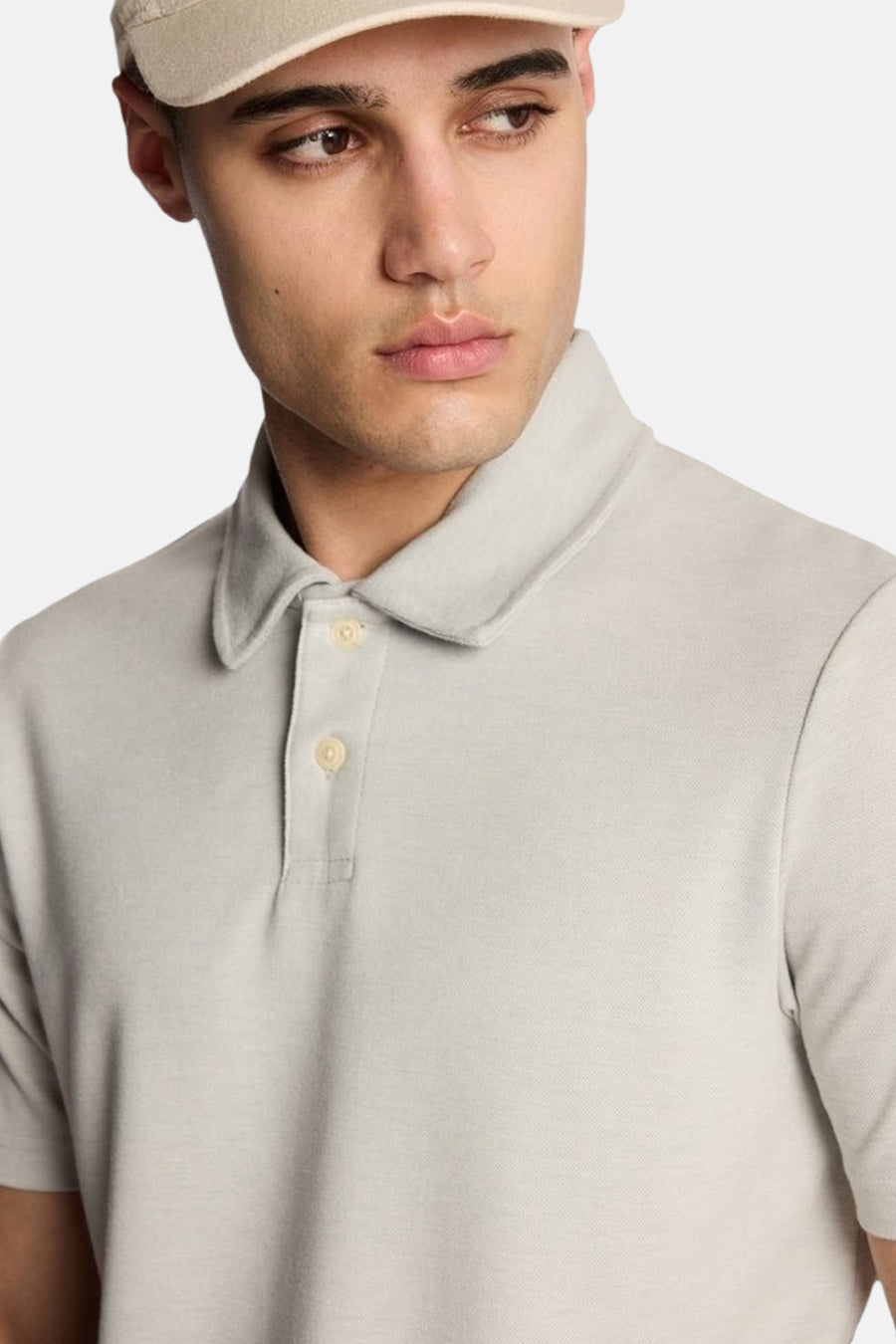Polo à manches courtes gris de LYLE & SCOTT, avec deux boutons sur l'encolure et une texture discrète.