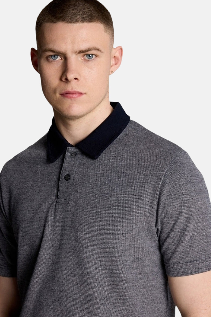 Polo bleu à manches courtes de LYLE & SCOTT, avec col bleu marine et patte de boutonnage discrète.