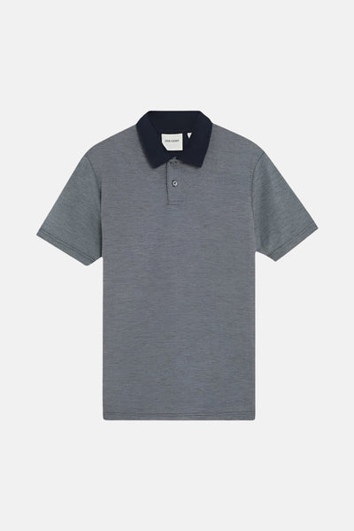 Polo bleu à manches courtes de Lyle & Scott, avec un col marine contrastant et une texture chinée subtile.
