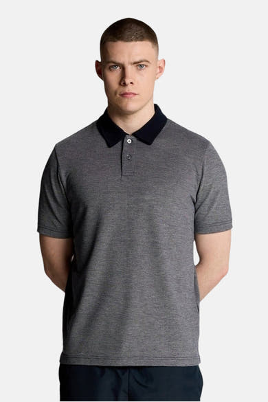 Polo bleu à manches courtes de Lyle & Scott, avec col contrasté et coupe classique.