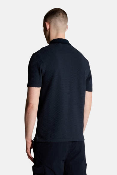 Blauwe polo met korte mouwen van LYLE & SCOTT, met subtiele wafeltextuur, achterzijde.