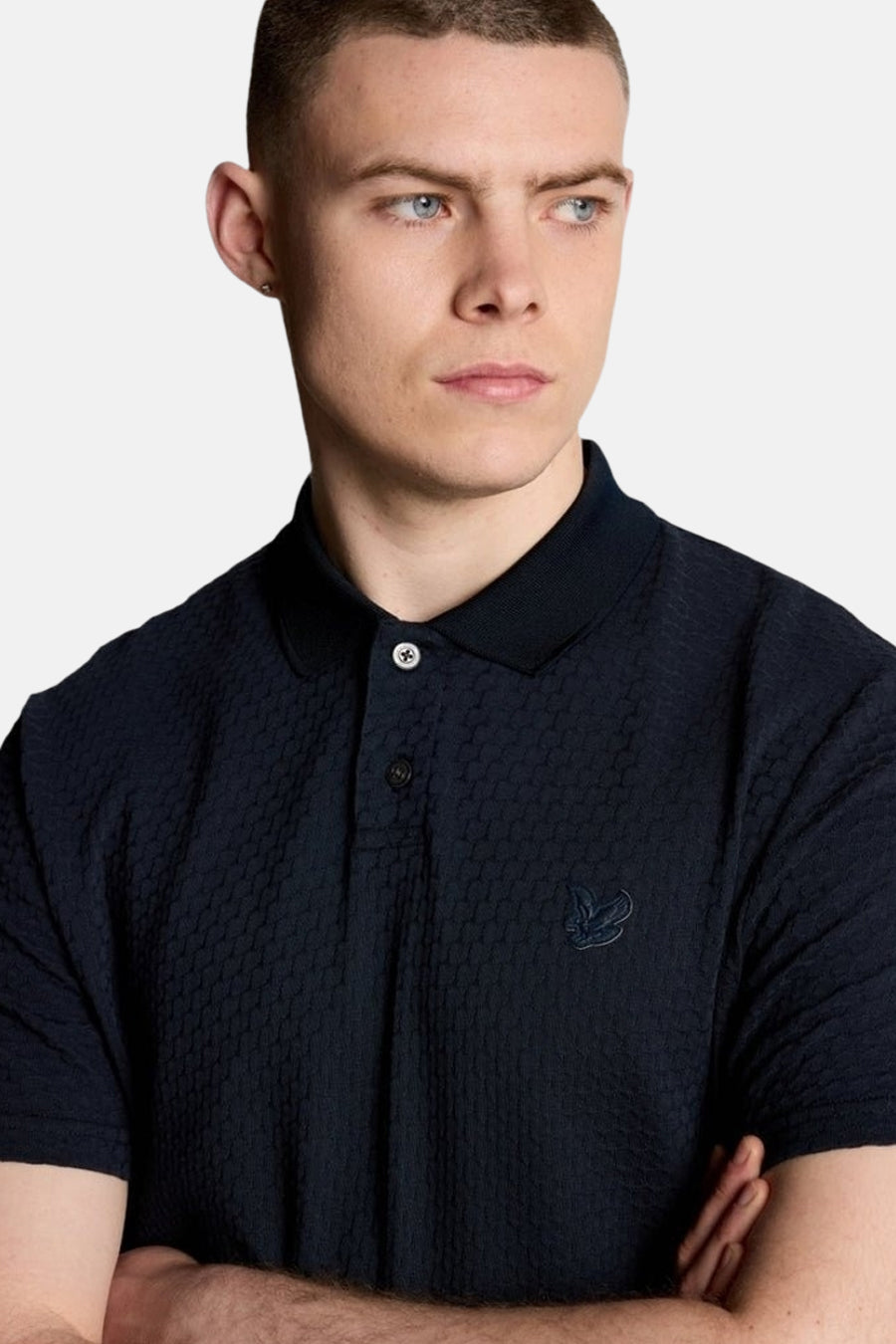 Blauw poloshirt met korte mouwen van LYLE & SCOTT, honingraat textuurpatroon, twee knopen.