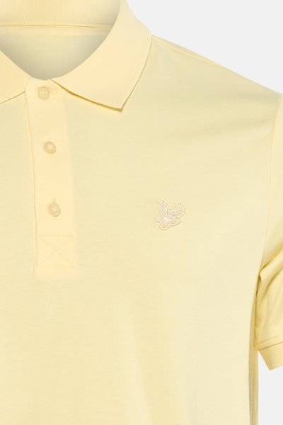 Gele polo van LYLE & SCOTT, met kenmerkend geborduurd logo en klassieke knoopsluiting.