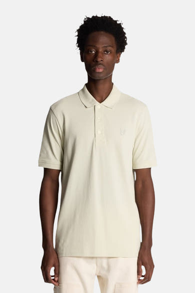 Grijs poloshirt met korte mouwen van LYLE & SCOTT, van achteren gezien, gedragen met een lichte broek.