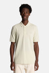 Grijs poloshirt met korte mouwen van LYLE & SCOTT, van achteren gezien, gedragen met een lichte broek.