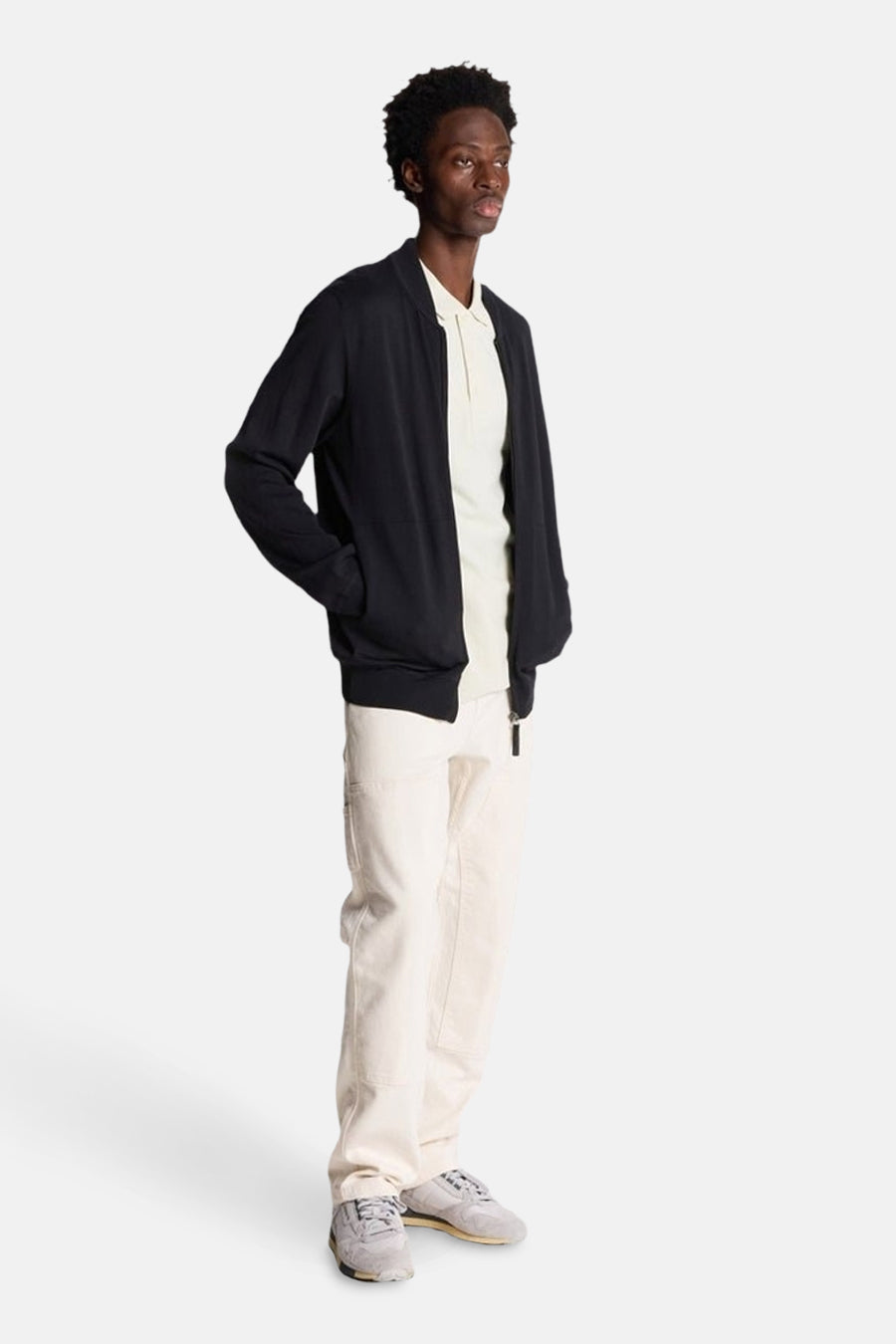 Grijs poloshirt met korte mouwen van LYLE & SCOTT, gedragen met een zwart jasje en een witte broek.