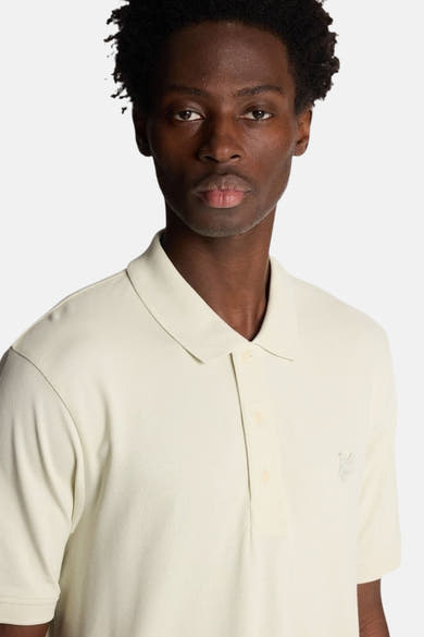 Grijze polo met korte mouwen van LYLE & SCOTT, met een klassieke kraag en een relaxte pasvorm.