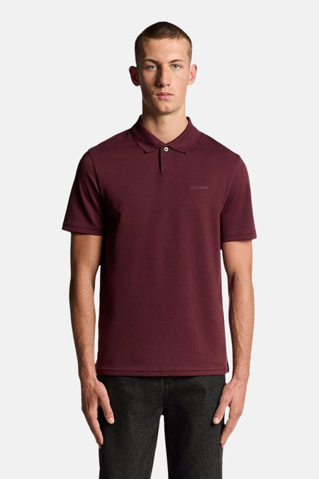 Polo à manches courtes bordeaux de LYLE & SCOTT, porté avec un jean noir.