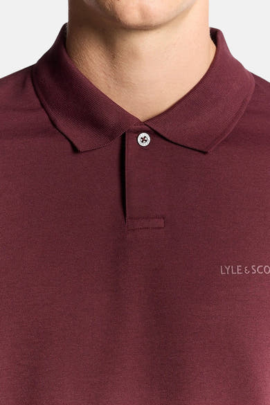 Polo bordeaux à manches courtes de Lyle & Scott, avec un bouton apparent et le logo subtilement brodé.
