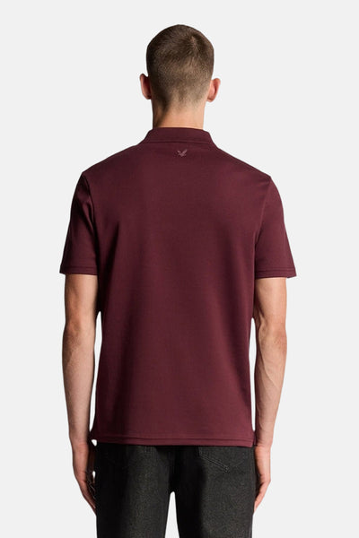 Bordeaux poloshirt met korte mouwen van LYLE & SCOTT, van achteren gezien, met discreet logo op de kraag.
