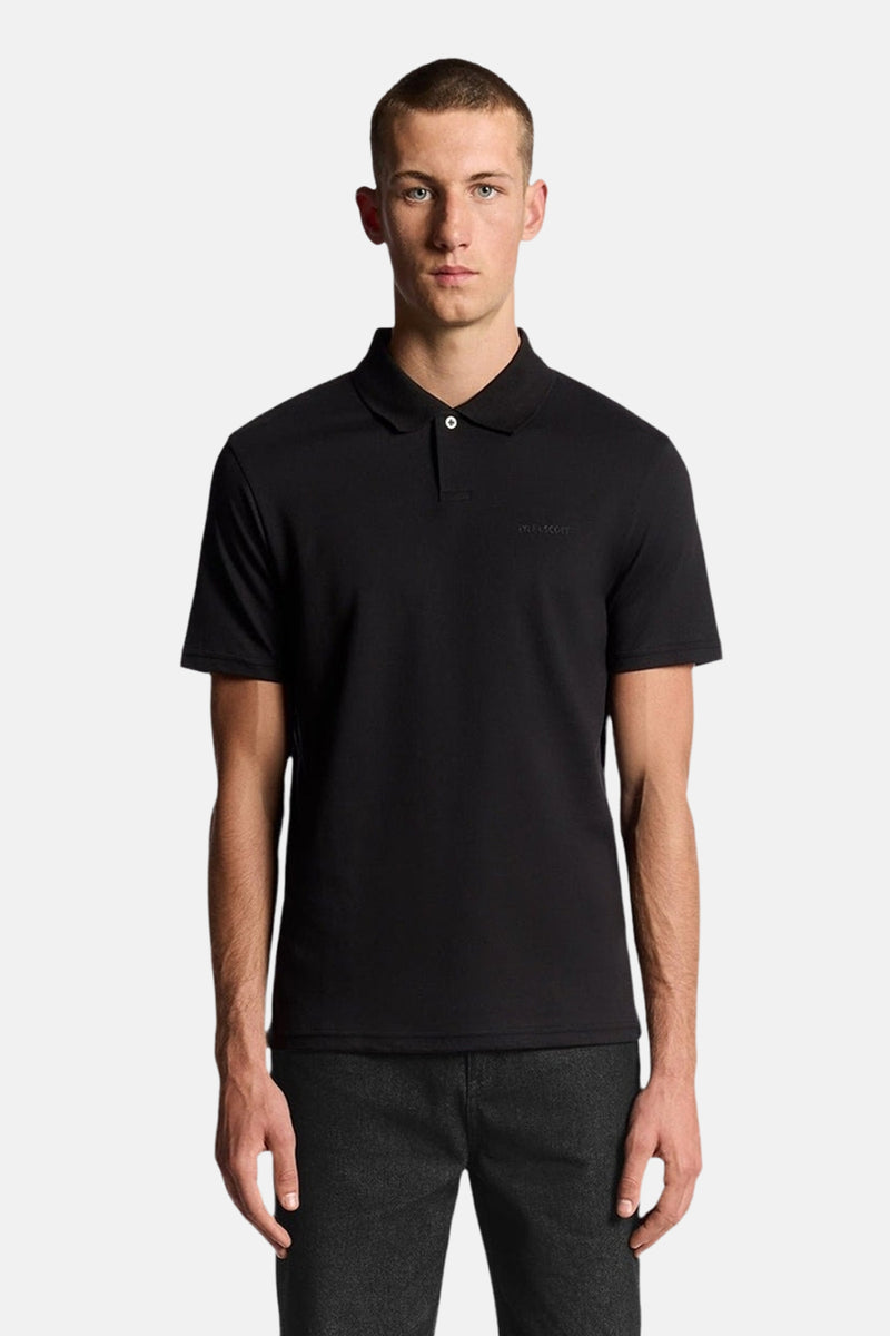 Zwart poloshirt met korte mouwen van Lyle & Scott met knoopsluiting en discreet ton-sur-ton logo.