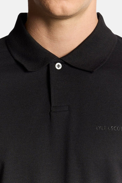 Polo noir à manches courtes de Lyle & Scott avec bouton et logo discret ton sur ton.