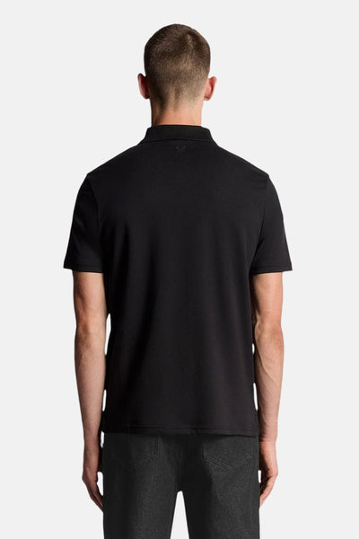 Zwart poloshirt met korte mouwen van LYLE & SCOTT, achterkant, gedragen met een donkere broek.